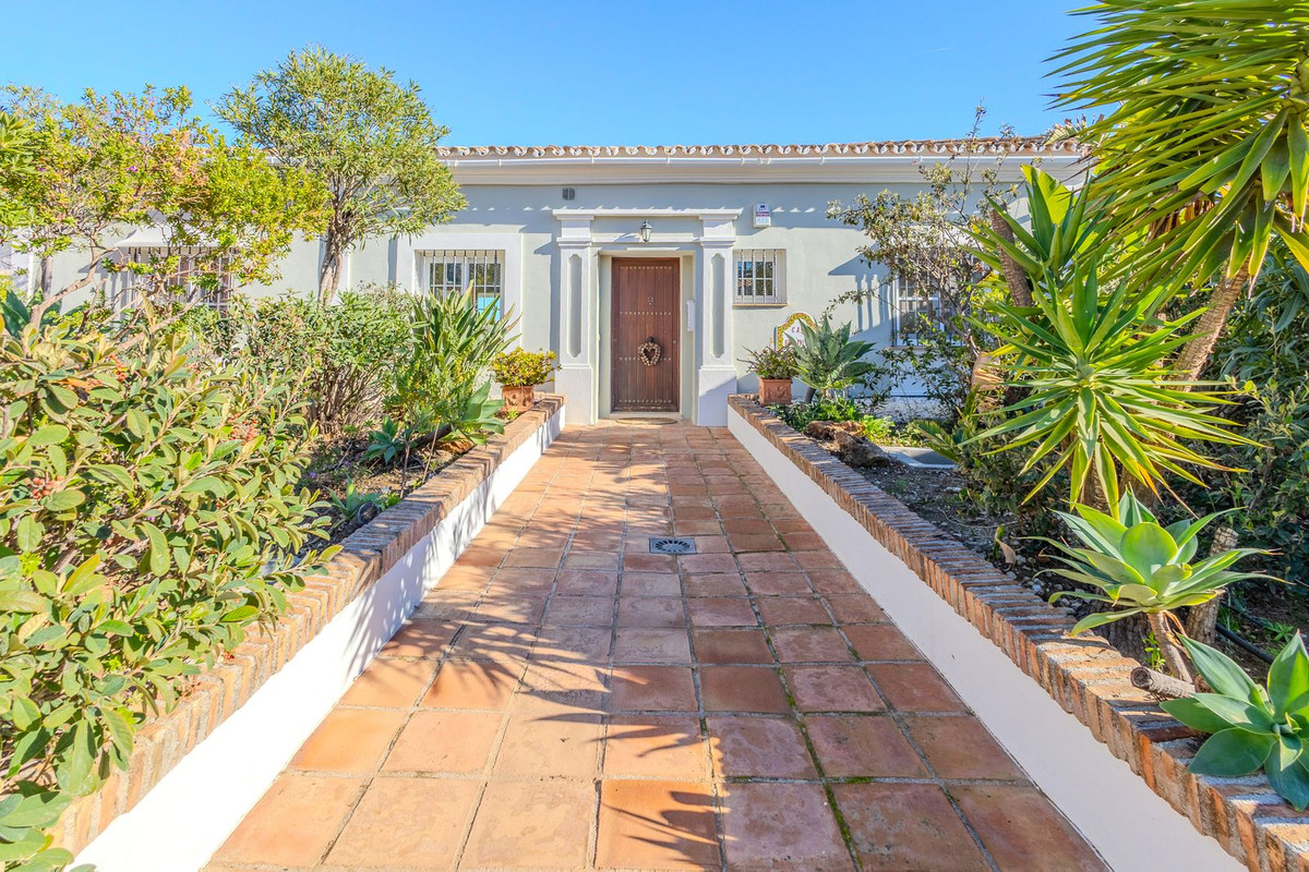 4 Bedroom Villa for Sale in Nueva Andalucía — 2