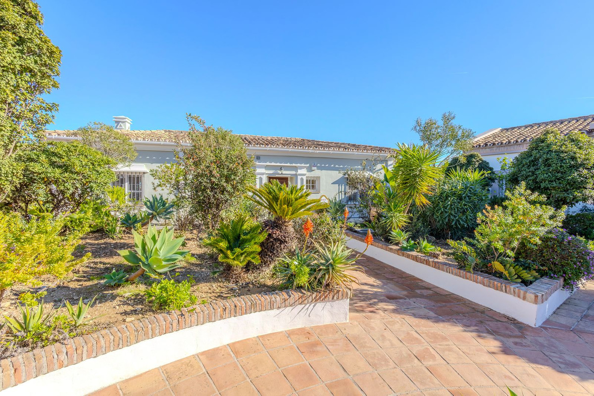 4 Bedroom Villa for Sale in Nueva Andalucía — 3