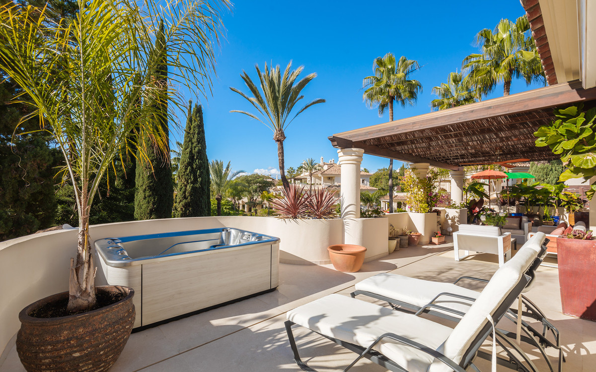 3 Bedroom Apartment for Sale in Nueva Andalucía — 3
