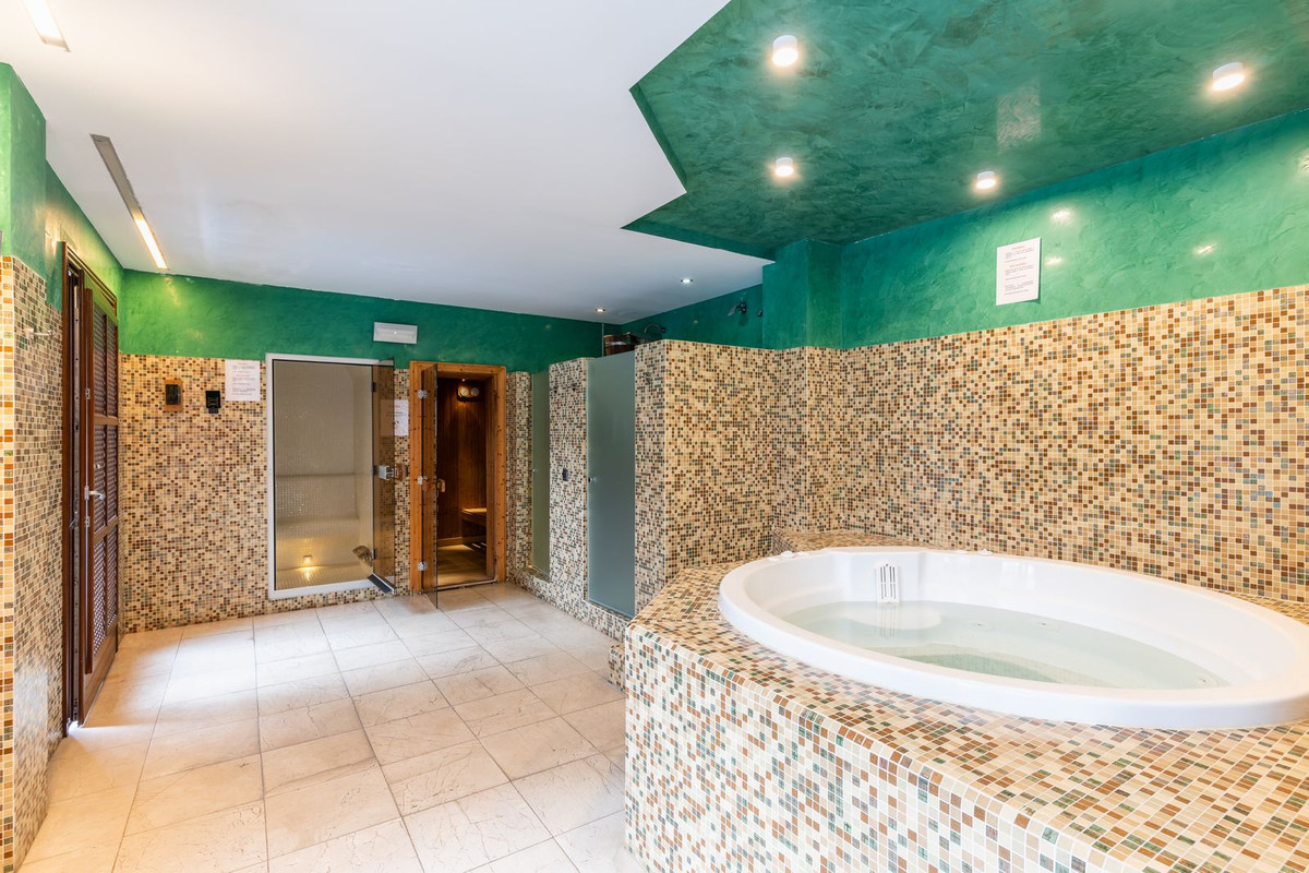 2 Bedroom Apartment for Sale in Estepona — view 13