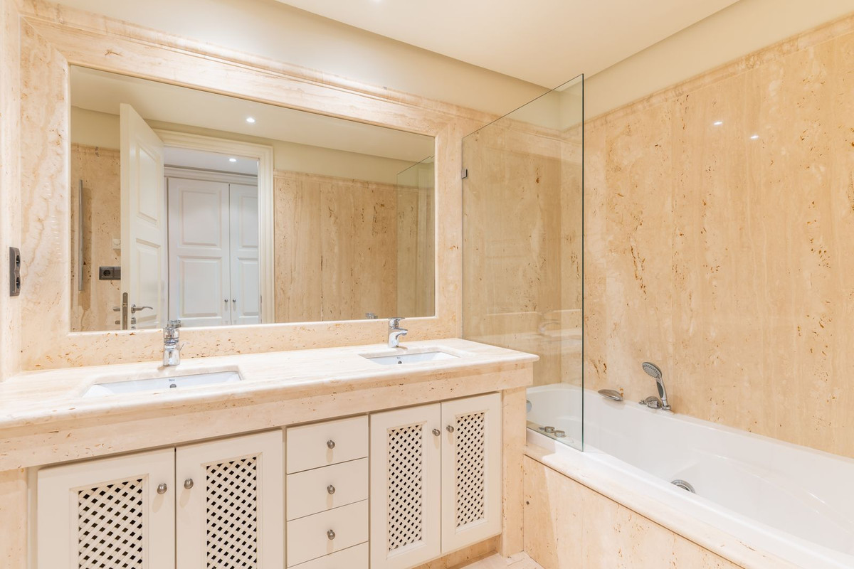 2 Bedroom Apartment for Sale in Estepona — 7