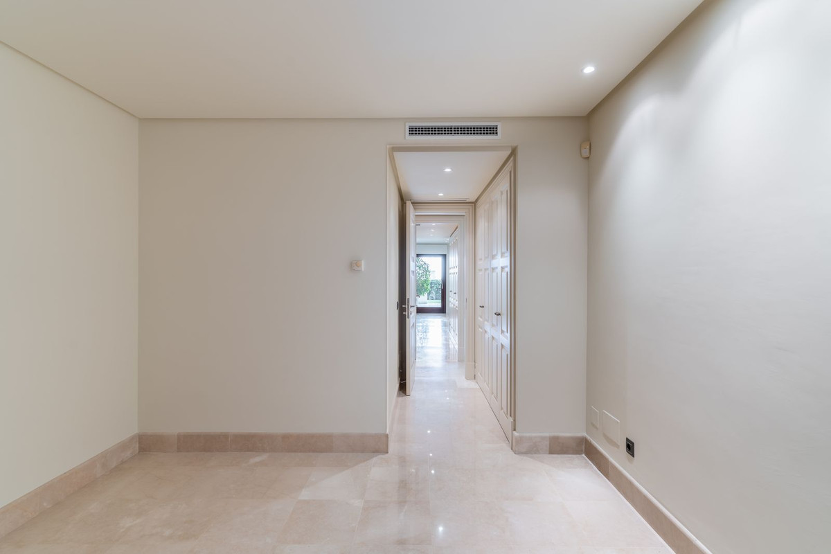 2 Bedroom Apartment for Sale in Estepona — view 10