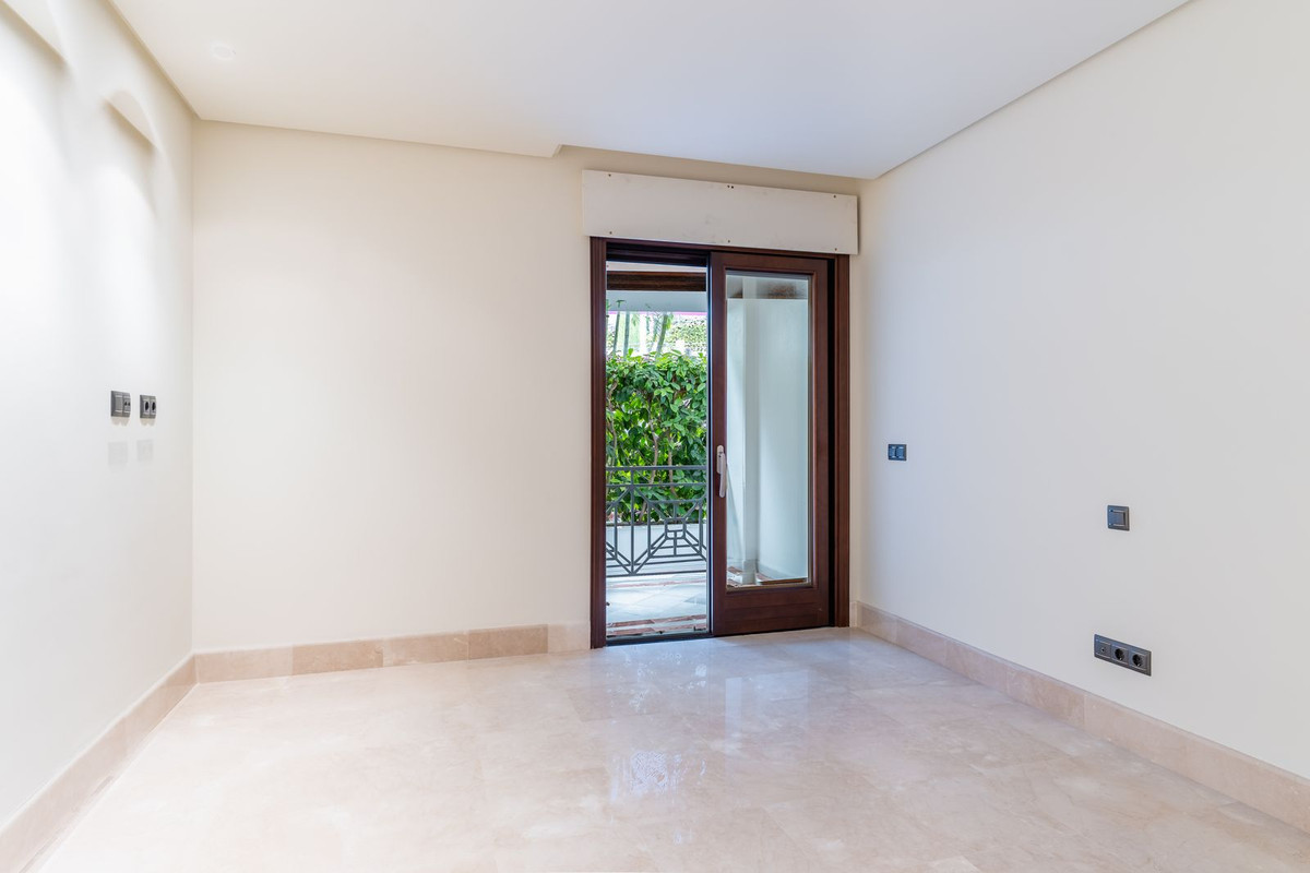 2 Bedroom Apartment for Sale in Estepona — 9