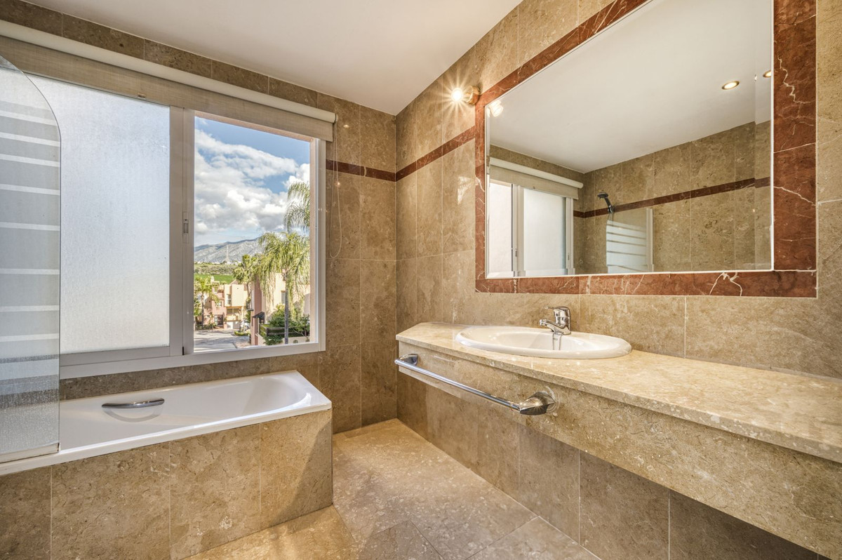 3 Bedroom Villa for Sale in Marbella — view 13