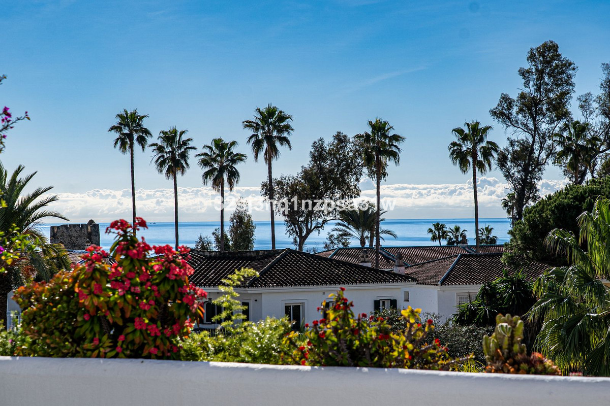 4 Bedroom Apartment for Sale in Guadalmina Baja — 2