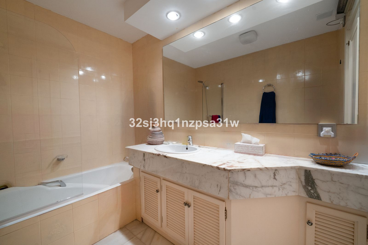 4 Bedroom Apartment for Sale in Guadalmina Baja — view 13