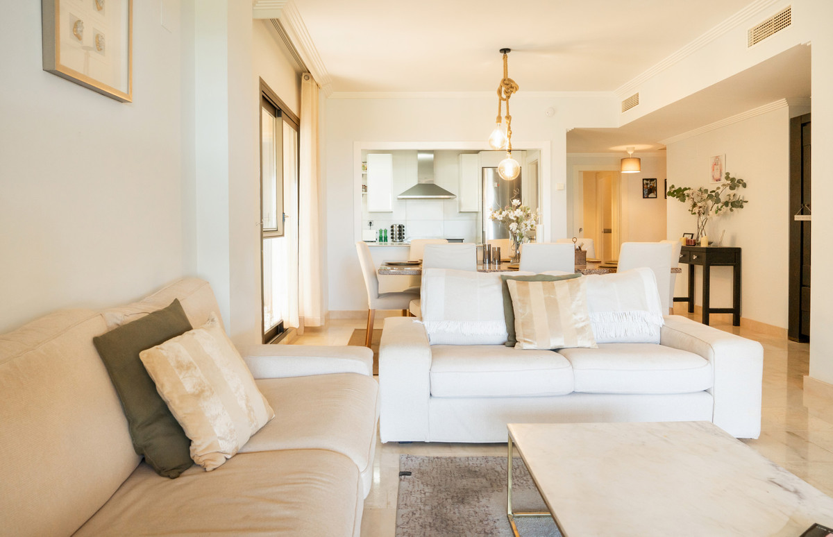 3 Bedroom Apartment for Sale in Benahavís — view 17