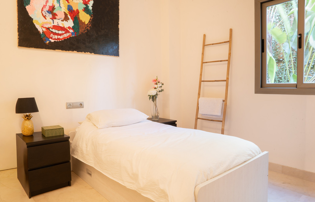 3 Bedroom Apartment for Sale in Benahavís — 7
