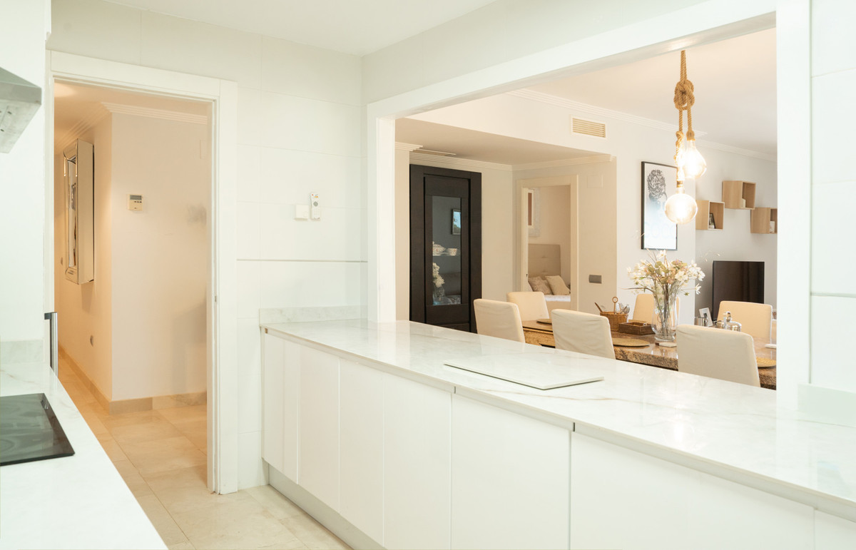 3 Bedroom Apartment for Sale in Benahavís — view 10