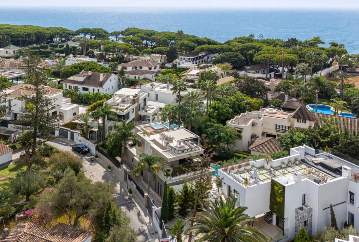 5 Bedroom Villa for Sale in The Golden Mile — 2