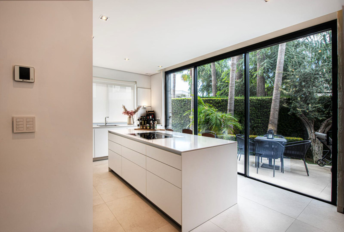 5 Bedroom Villa for Sale in The Golden Mile — view 11