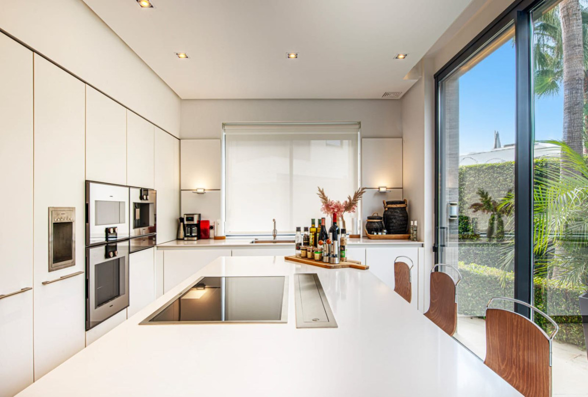 5 Bedroom Villa for Sale in The Golden Mile — view 13