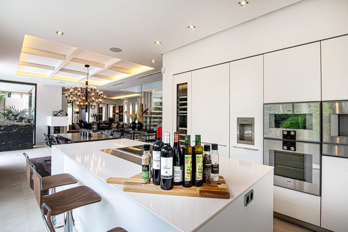 5 Bedroom Villa for Sale in The Golden Mile — view 14