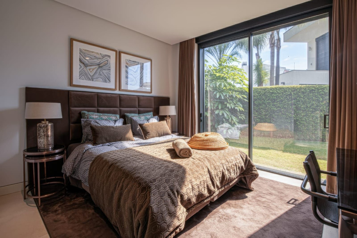 5 Bedroom Villa for Sale in The Golden Mile — view 15