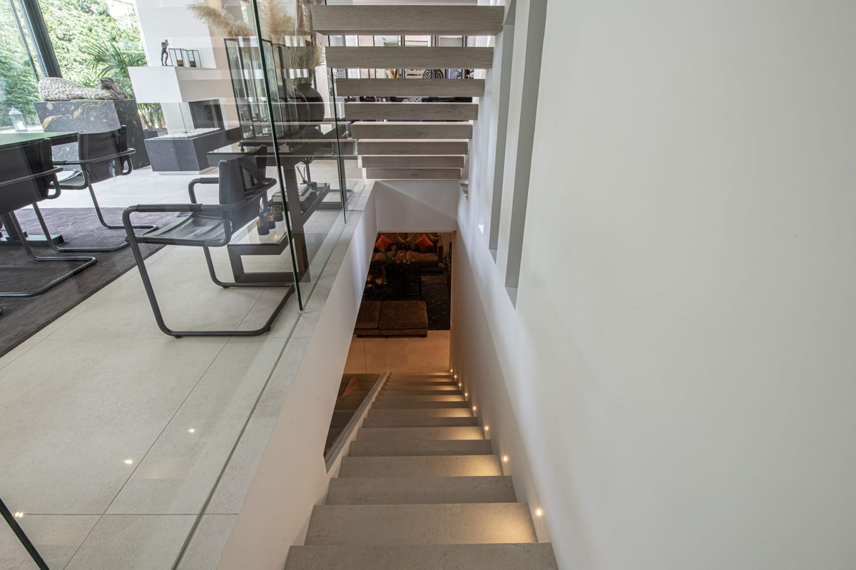 5 Bedroom Villa for Sale in The Golden Mile — view 18