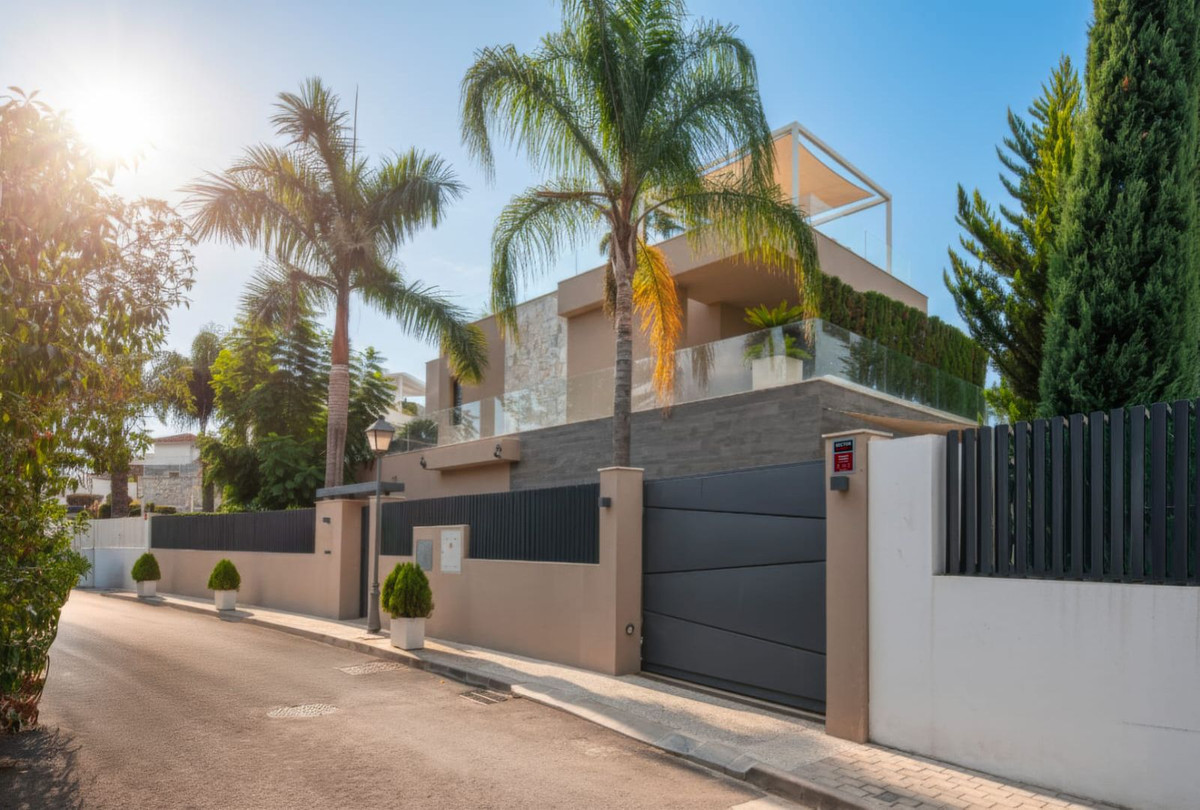 5 Bedroom Villa for Sale in The Golden Mile — 3