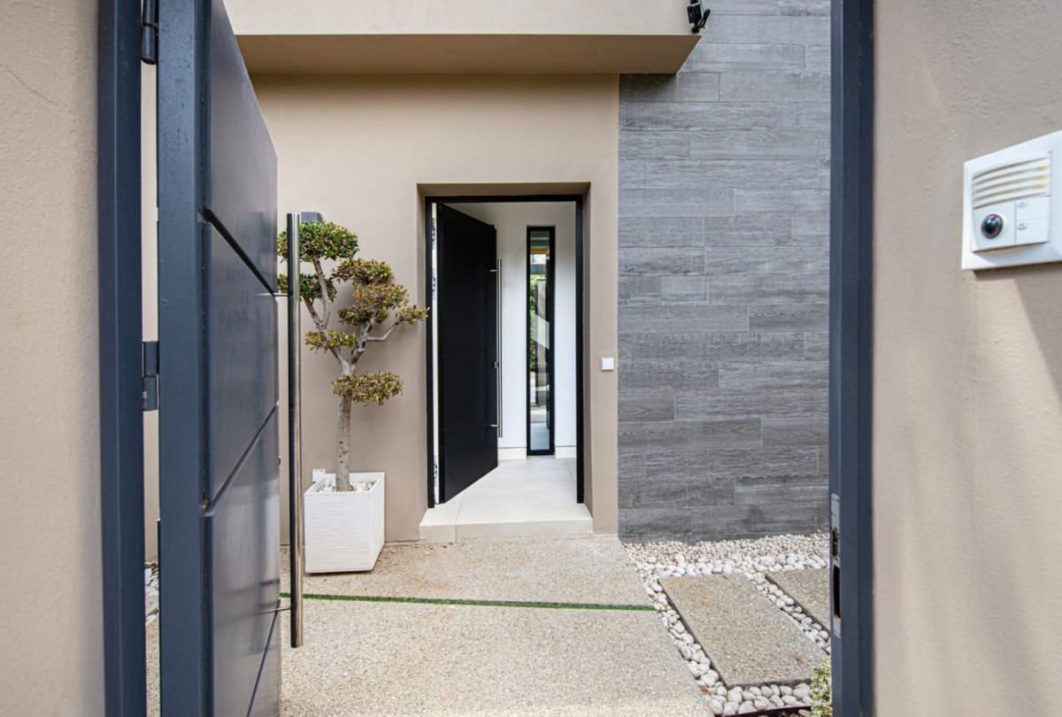 5 Bedroom Villa for Sale in The Golden Mile — 5