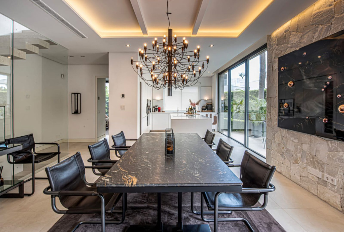 5 Bedroom Villa for Sale in The Golden Mile — view 10