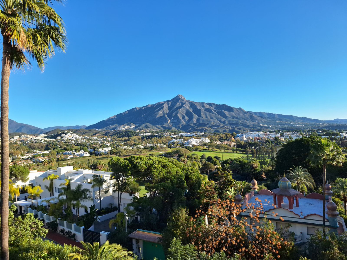 3 Bedroom Apartment for Sale in Nueva Andalucía — 3