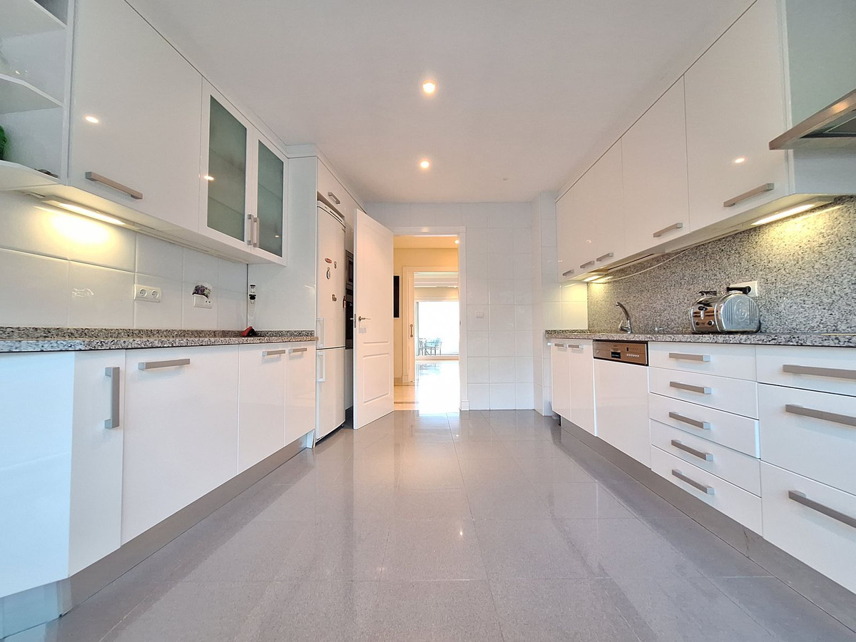 3 Bedroom Apartment for Sale in Nueva Andalucía — view 10