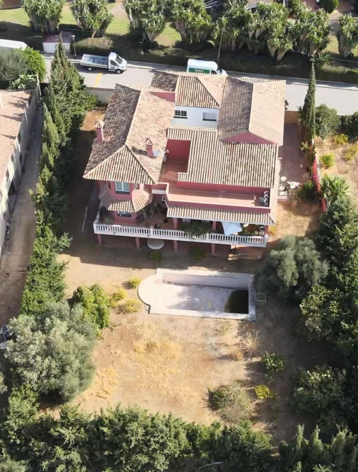 5 Bedroom Villa for Sale in New Golden Mile — view 15