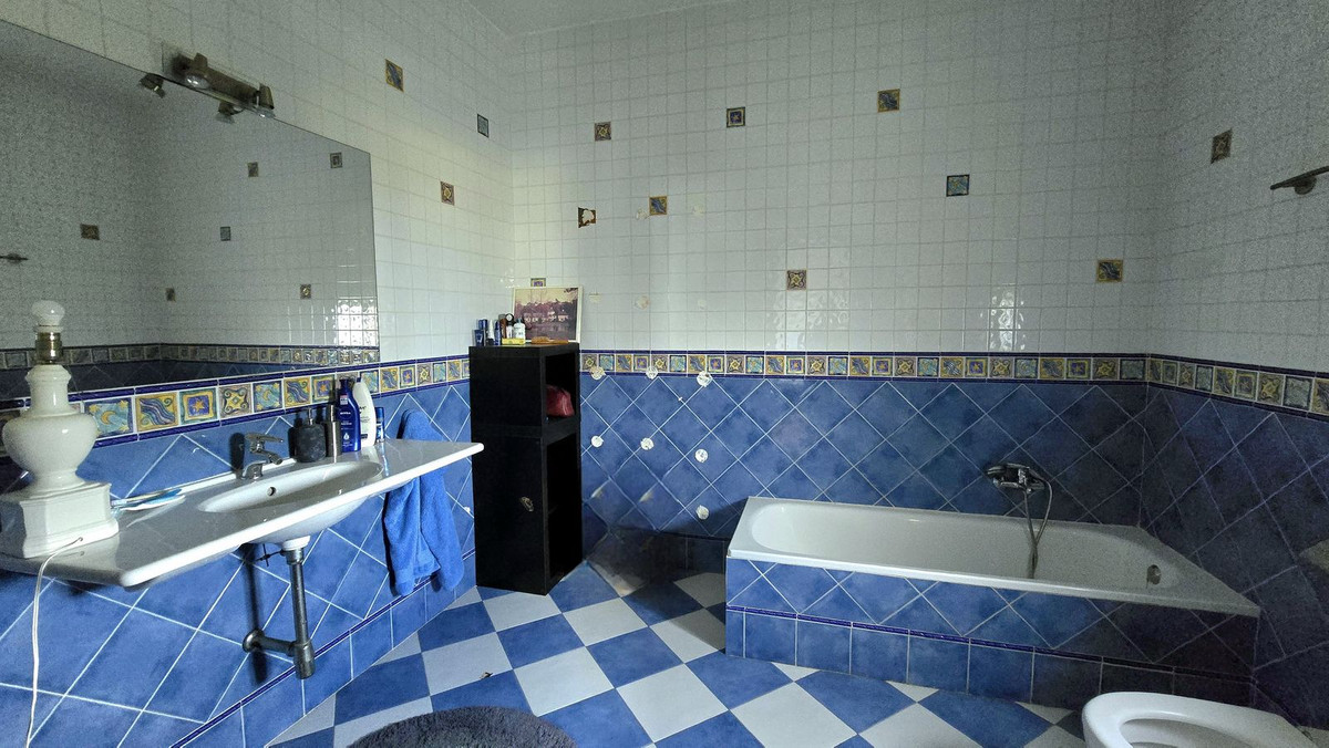 5 Bedroom Villa for Sale in New Golden Mile — 9