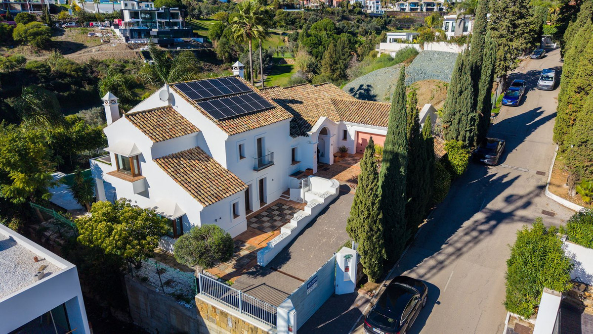 4 Bedroom Villa for Sale in El Paraiso — 2