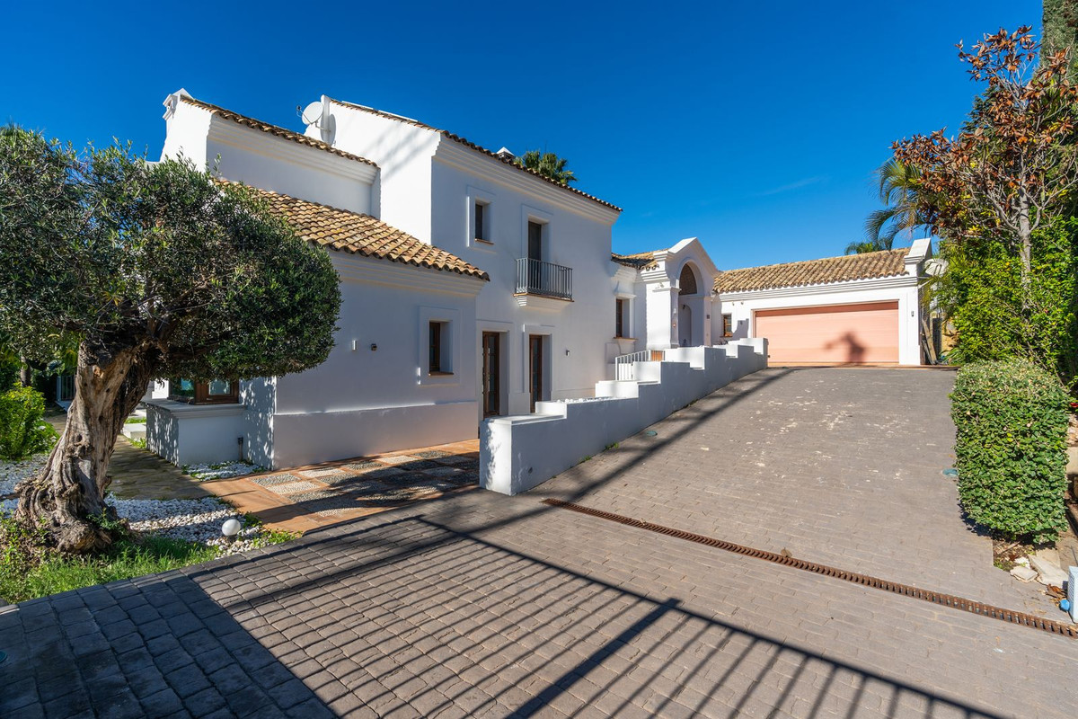 4 Bedroom Villa for Sale in El Paraiso — 5