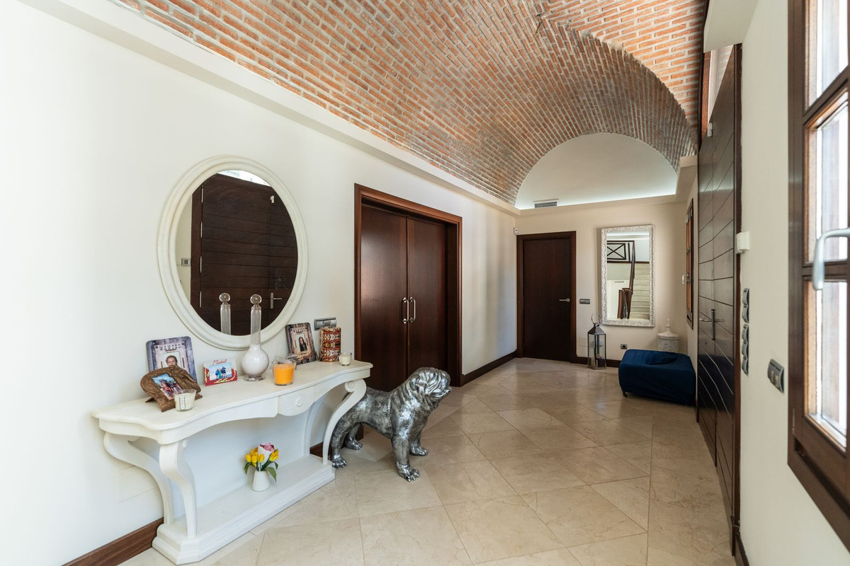 4 Bedroom Villa for Sale in El Paraiso — 8