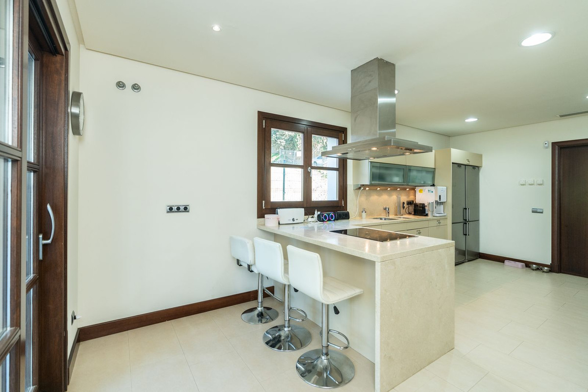 4 Bedroom Villa for Sale in El Paraiso — 9