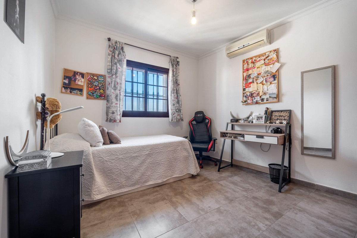3 Bedroom Villa for Sale in Estepona — view 17