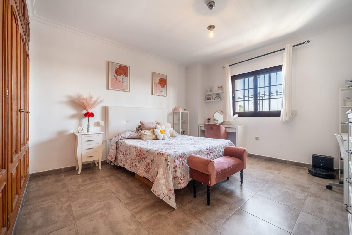3 Bedroom Villa for Sale in Estepona — 9