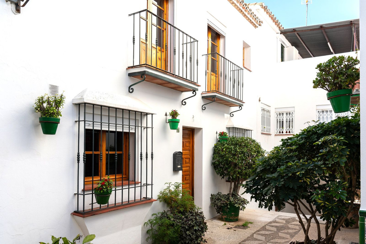 5 Bedroom Villa for Sale in Estepona — 3