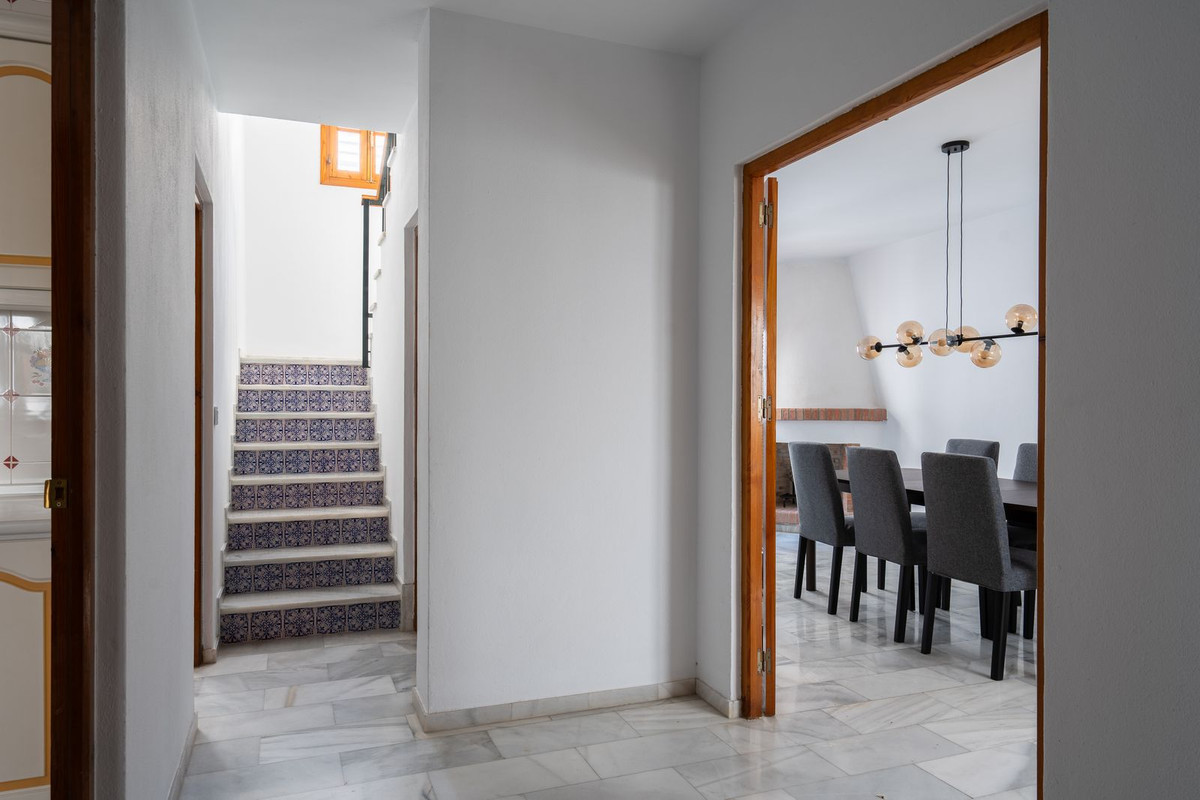 5 Bedroom Villa for Sale in Estepona — 8
