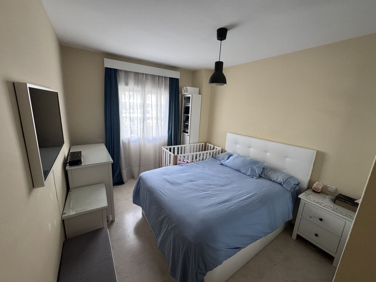 4 Bedroom Apartment for Sale in Estepona — view 10
