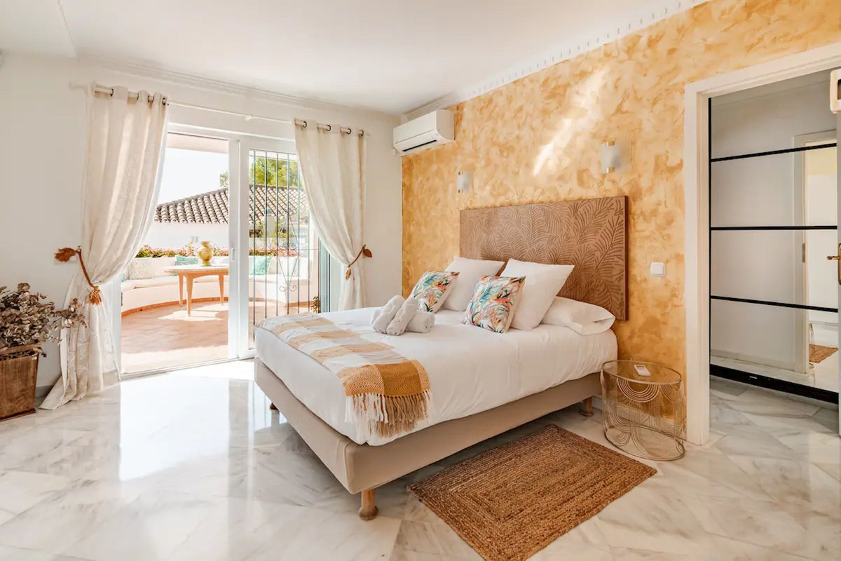4 Bedroom Villa for Sale in Marbella — view 16
