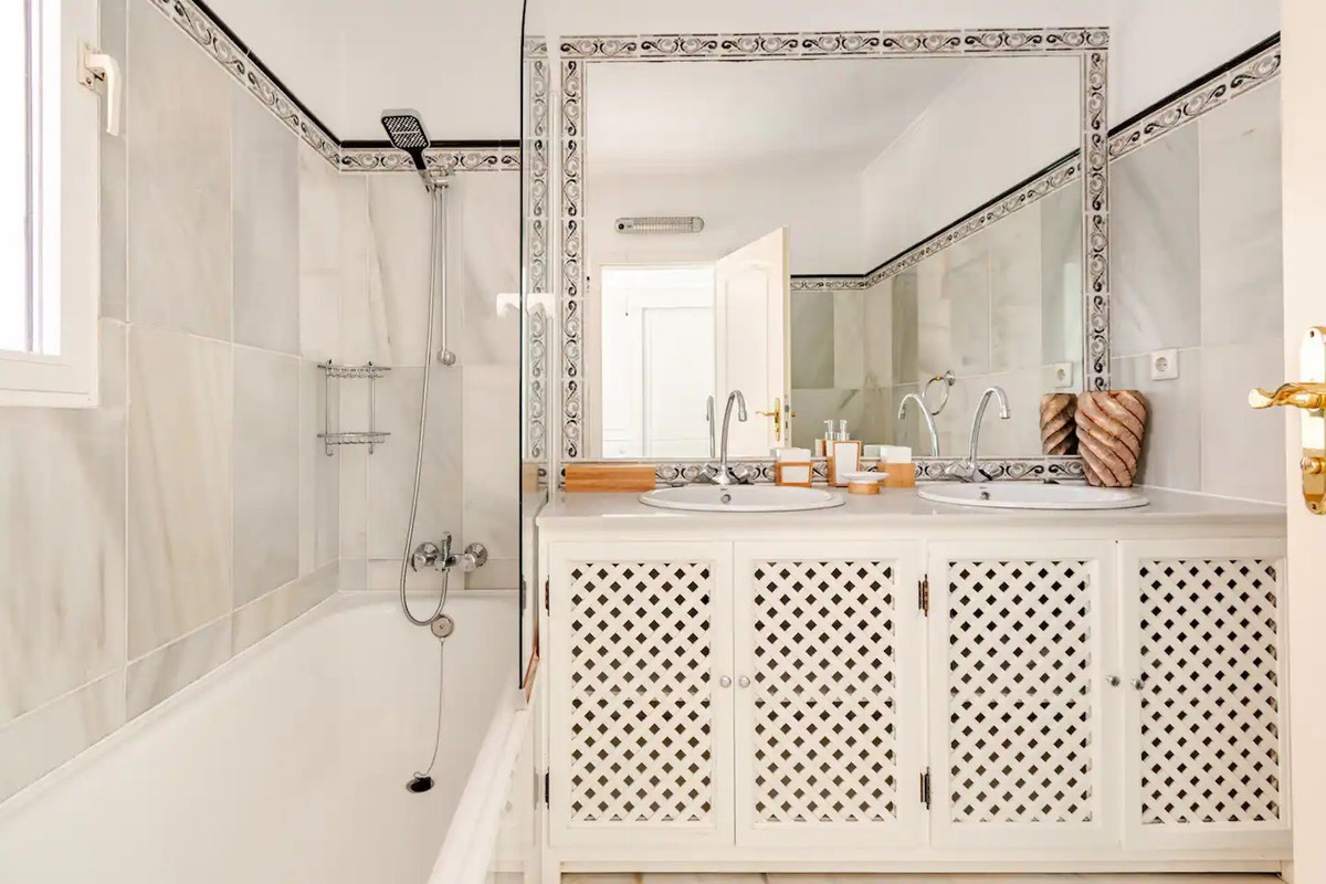 4 Bedroom Villa for Sale in Marbella — view 18
