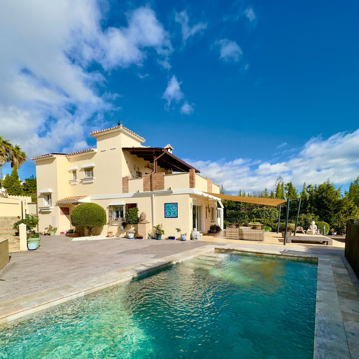 6 Bedroom Villa for Sale in Estepona