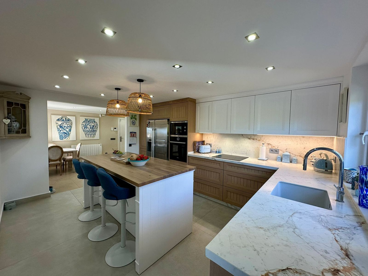 6 Bedroom Villa for Sale in Estepona — 8
