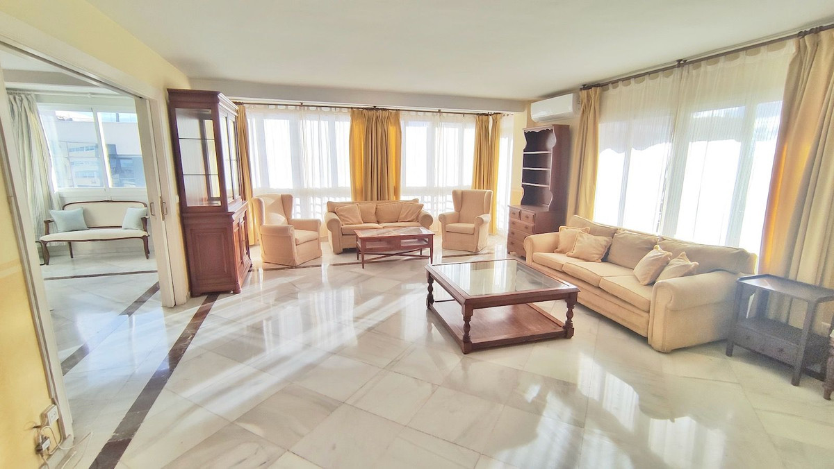 4 Bedroom Apartment for Sale in Marbella — view 10