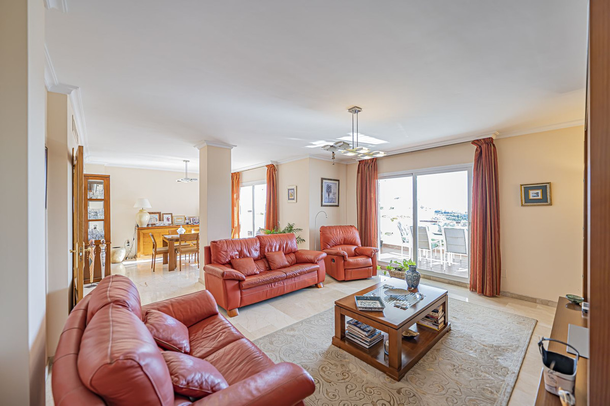 4 Bedroom Apartment for Sale in Selwo — 4