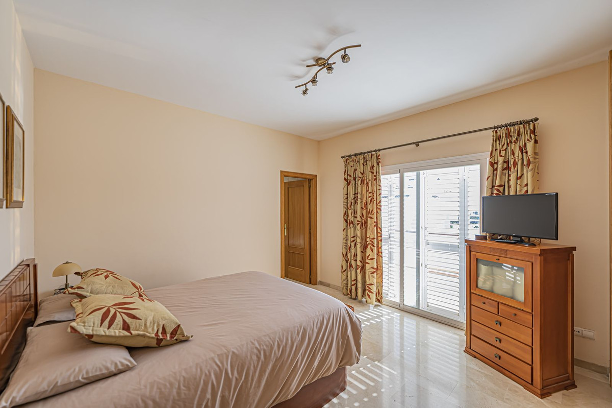 4 Bedroom Apartment for Sale in Selwo — 8