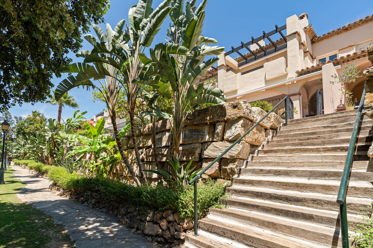 3 Bedroom Villa for Sale in Guadalmina Baja — view 2