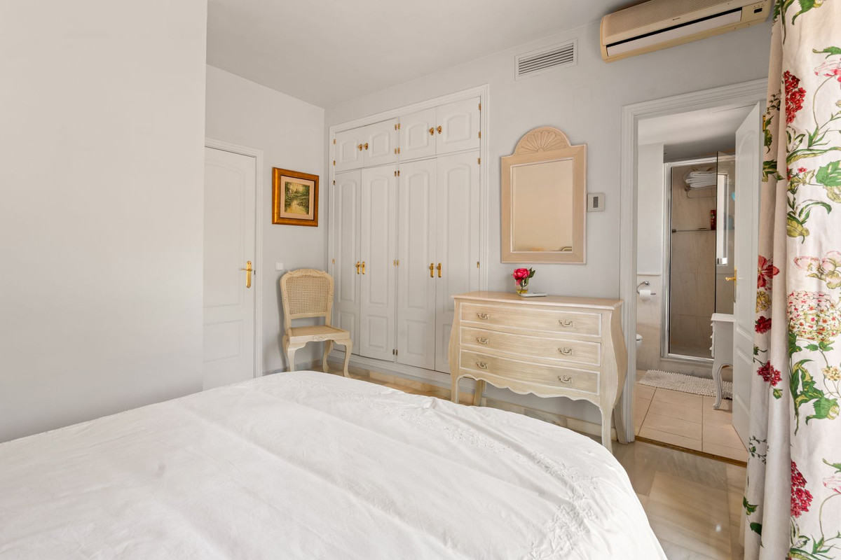 3 Bedroom Villa for Sale in Guadalmina Baja — view 14