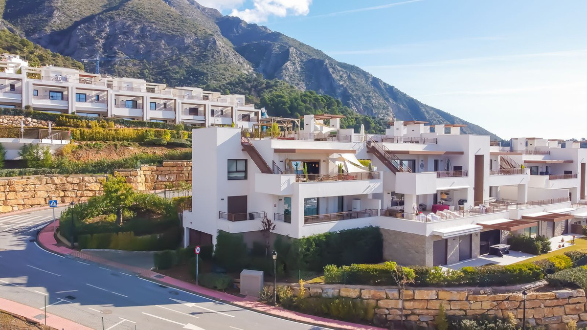 3 Bedroom Apartment for Sale in Istán — 2