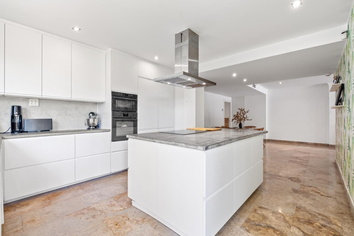 3 Bedroom Apartment for Sale in The Golden Mile — 8