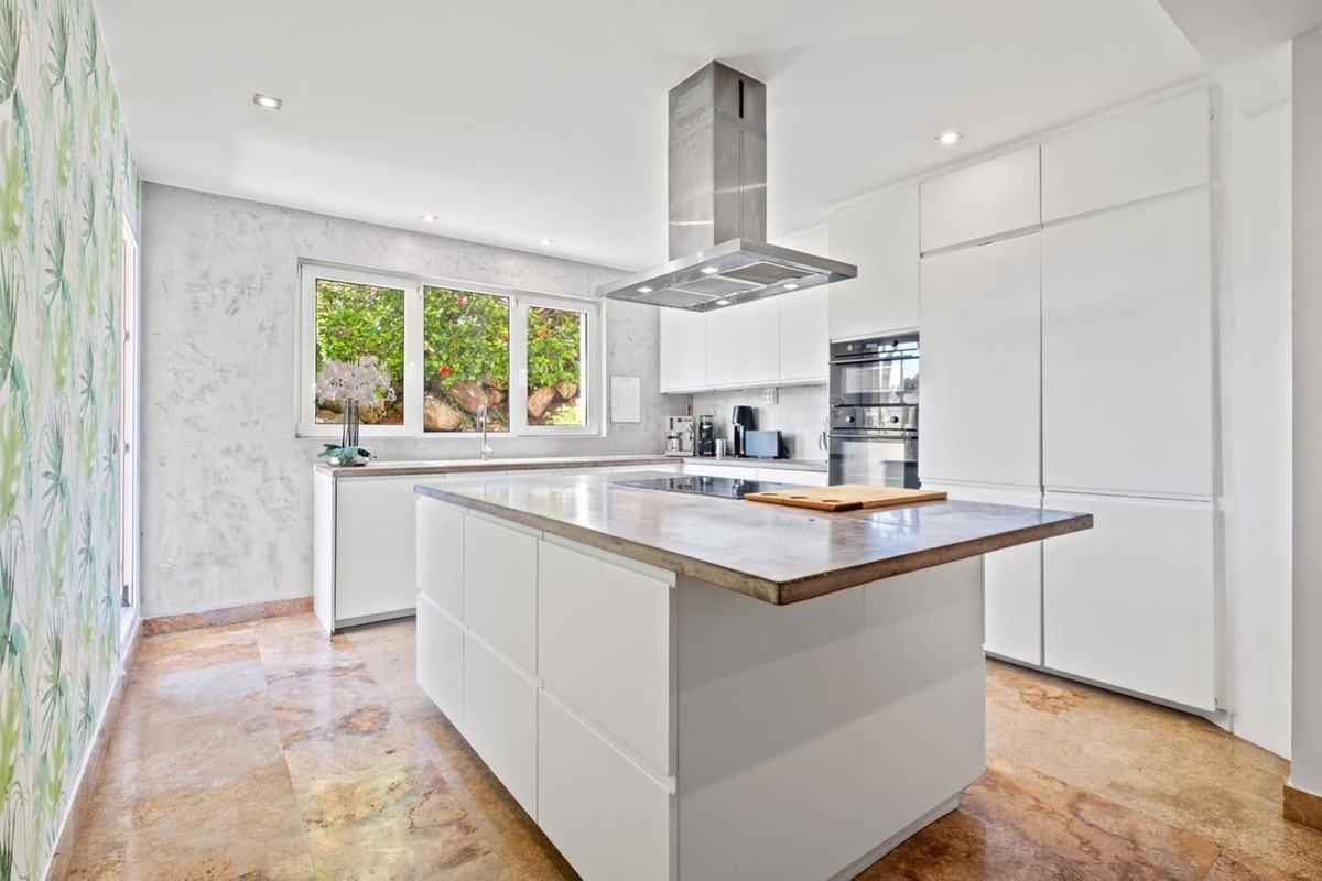 3 Bedroom Apartment for Sale in The Golden Mile — 9