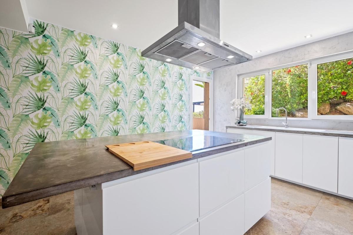 3 Bedroom Apartment for Sale in The Golden Mile — view 10