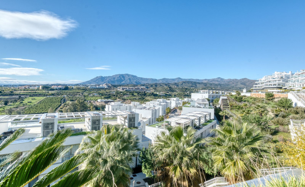 3 Bedroom Apartment for Sale in Estepona — 2