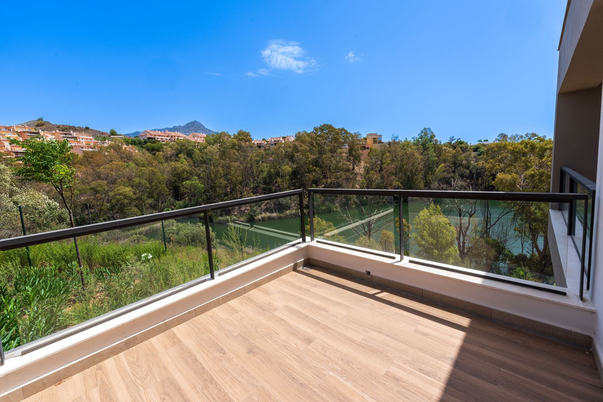 3 Bedroom Apartment for Sale in Nueva Andalucía — 2